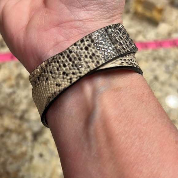 Leighelena Silver Double Jigsaw Beige Marked Lizard Bracelet - Picture 4 of 10